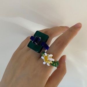 Daisy flower design style wire ring green enamel